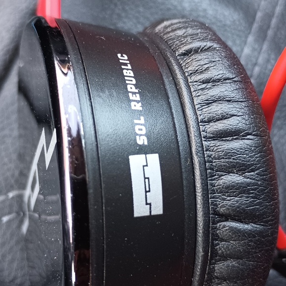 Lightly used SOL REPUBLIC red headphones working great with the original cable - Picture 3 of 5